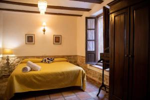 1 dormitorio con 1 cama amarilla en una habitación con ventana en CASA NICOLE Naturaleza, Montañas y Piscina Privada en Alicante, en Carroja