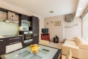 Una cocina y una sala de estar con un bol de fruta en una mesa. en Apartment Miaa, en Split 14 fotos más