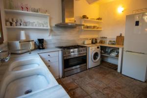 A kitchen or kitchenette at CASA NICOLE Naturaleza, Montañas y Piscina Privada en Alicante