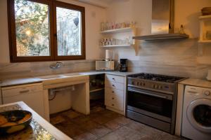 A kitchen or kitchenette at CASA NICOLE Naturaleza, Montañas y Piscina Privada en Alicante
