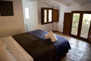 A bed or beds in a room at CASA NICOLE Naturaleza, Montañas y Piscina Privada en Alicante