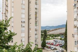 una vista de un aparcamiento entre dos edificios altos en Apartment Miaa, en Split