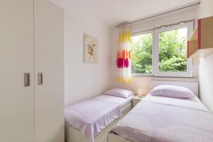 Dos camas en una habitación con ventana. en Apartment Miaa, en Split