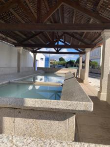 una piscina en un edificio con techo en Ático Vilanova en Villanueva de Arosa