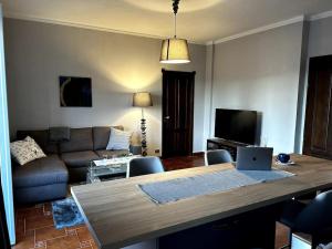 un salon avec un canapé et une table avec un ordinateur portable dans l'établissement Intero alloggio: appartamento, à Turin