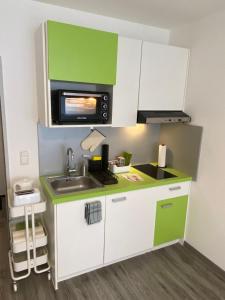 A kitchen or kitchenette at Apartment Kompakt 24/7
