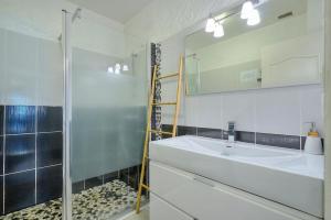 Ένα μπάνιο στο Havre de paix à deux pas du centre ville et de la plage