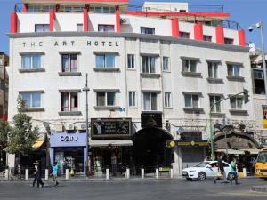 um edifício com o hotel de arte escrito nele em Art Hotel Downtown em Amã