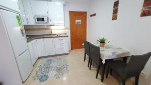 Kuchnia lub aneks kuchenny w obiekcie Rico Apartaments Ricosol