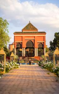 Um jardim no exterior de Nomadz Palace