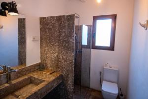 A bathroom at CASA NICOLE Naturaleza, Montañas y Piscina Privada en Alicante