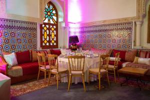 Uma área de estar em Nomadz Palace