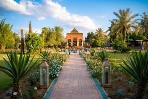 Um jardim no exterior de Nomadz Palace