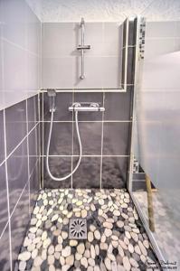 Ένα μπάνιο στο Havre de paix à deux pas du centre ville et de la plage