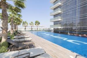 Bazén v ubytování Appealing Studio at Carson C DAMAC Hills Dubailand by Deluxe Holiday Homes nebo v jeho okolí