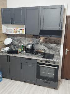 A cozinha ou cozinha compacta de Апартамент за гости Централ