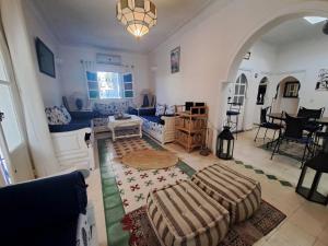 uma sala de estar com um sofá e uma mesa em Villa La Palmeraie em Oualidia