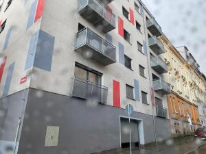 un edificio con plazas coloridas a un lado. en Apartmán s garáží a balkónem, en Plzeň