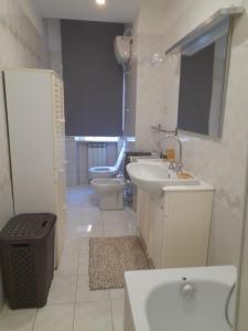 Bilik mandi di VVR6 Rooms by Homes in Ancona