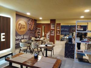 un restaurante con mesas y sillas en una habitación en Vibotel Residence en El Cairo