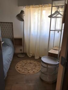 um quarto com uma cama, uma janela e um tapete em Magnifique appartement pied dans l'eau em Cannes