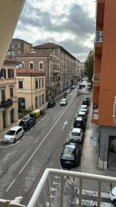 - une vue sur une rue de la ville avec des voitures garées dans l'établissement VinicioRossiApartment, à Ancône