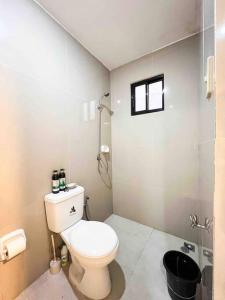 een kleine badkamer met een toilet en een douche bij Kâyumanggi Studio in El Nido