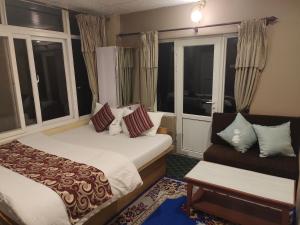Postel nebo postele na pokoji v ubytování Hotel High Ground Inn Sarangkot