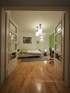 a bedroom with a bed and a desk at Exceptional short-term rental in Düsseldorf