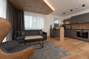 una sala de estar con un sofá y una mesa en A CASA Serenity, en Serfaus