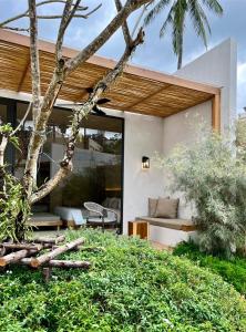 Casa moderna con patio y árbol en Eden Resort & Villas, en Patong Beach