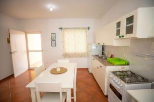 Η κουζίνα ή μικρή κουζίνα στο Appartamento LULA. Stella Maris Exclusive