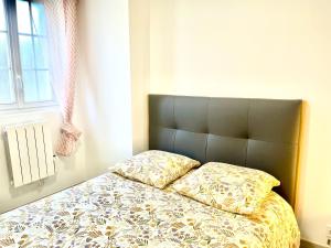 1 cama con cabecero negro en un dormitorio en La Sérénade Numéro 5, en Montreuil 9 fotos más