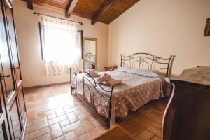 Schlafzimmer mit einem Bett mit einem Tisch und einem Fenster in der Unterkunft Calàmi - Villa Romeo - Private Apartments with Pool, Seaview & Olive Grove in Santa Caterina Dello Ionio Marina