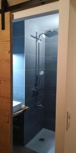 Bilik mandi di LOGEMENT 4 PERSONNES