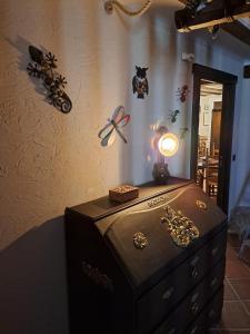 een kamer met een dressoir met een lamp en vlinders aan de muur bij Casa Rural LA BODEGA, ofrece cata de vino gratis in Horche