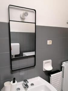 uma casa de banho com um lavatório e um espelho em Coccinella em Montesilvano