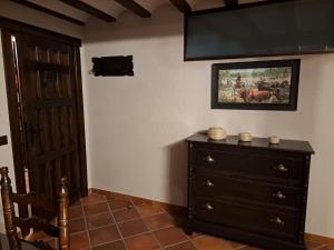 En TV eller et underholdningssystem på Casa Rural LA BODEGA, ofrece cata de vino gratis