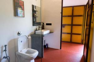 een badkamer met een toilet en een wastafel bij King's Landing for Pets in Karjat