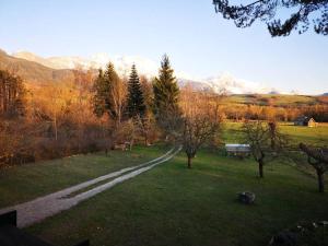 un sentiero in un campo con montagne sullo sfondo di Un superbe chalet tout proche de Mens a Mens