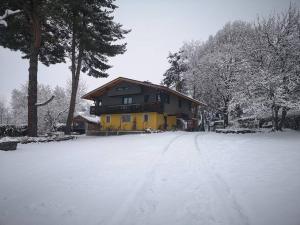 una casa su una strada innevata di fronte di Un superbe chalet tout proche de Mens a Mens