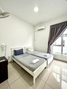 - une chambre avec un lit et une fenêtre dans l'établissement Hom Villa 5rm 12-22 pax Wifi Netflix BBQ SteamBoat Games Beach Water Park, à Kota Tinggi