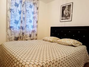 una camera con un letto con due cuscini sopra di CAP SAINT EMILION-Idéal PROS-horaires adaptables a Petit-Palais-et-Cornemps