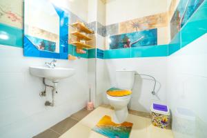 La salle de bains est pourvue de toilettes et d'un lavabo. dans l'établissement Appartements partagé à 10 min devil's rock surf spot, à Aourir