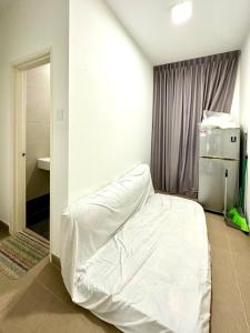 Cette chambre comprend un lit blanc et un réfrigérateur. dans l'établissement Hom Villa 5rm 12-22 pax Wifi Netflix BBQ SteamBoat Games Beach Water Park, à Kota Tinggi