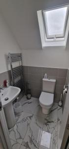 ein Badezimmer mit Toilette und Waschbecken und einem Fenster in der Unterkunft Double Bedroom Ensuite in Rochester + 10 Fotos