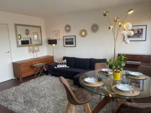- un salon avec un canapé et une table dans l'établissement Kastel, à Maisons-Alfort
