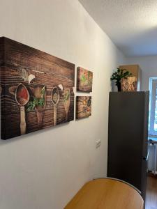 cocina con 3 cuadros en la pared y nevera en Living Lu - cosy Apartment two - Netflix - Mannheim - BASF - 2 Zimmer, en Ludwigshafen am Rhein 6 fotos más