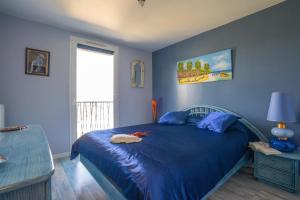 a bedroom with a blue bed with a bird on it at Espace Moderne et Accueillant proche transport in Châtenay-Malabry