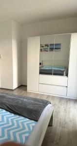 un dormitorio con una cama y un espejo en Living Lu - cosy Apartment two - Netflix - Mannheim - BASF - 2 Zimmer, en Ludwigshafen am Rhein
